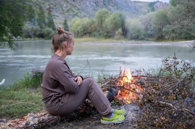 🌿 Ранее я писала про мам, которые не умеют быть нежными — потому что сами этого не получали. Они сухи, отстранены, заняты выживанием.